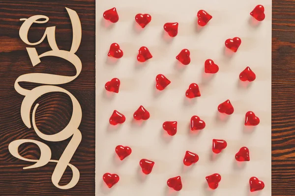 Rode harten en liefde tekst — Stockfoto