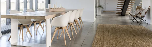 Mesa de comedor de madera —  Fotos de Stock