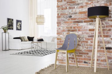 Modaya uygun çatı katıyla tuğla duvar