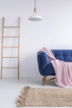 Mavi koltuk ile trendy iç