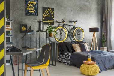 Düz yatak odası ve office ile