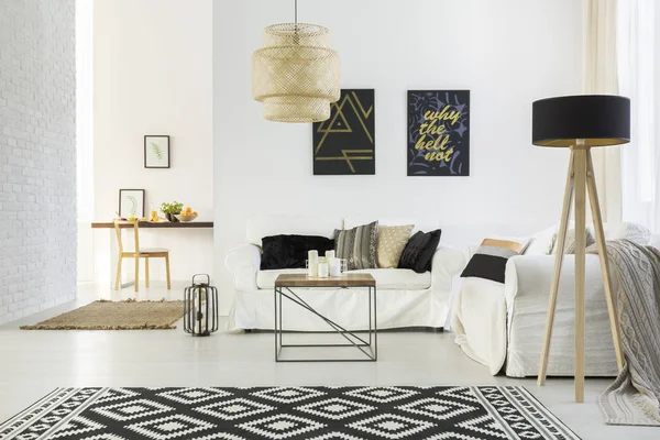 Weiße Innenausstattung mit Sofa — Stockfoto
