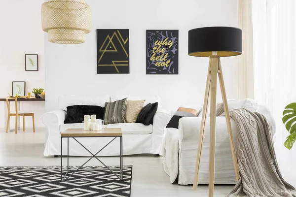 Vardagsrum med svart lampa — Stockfoto