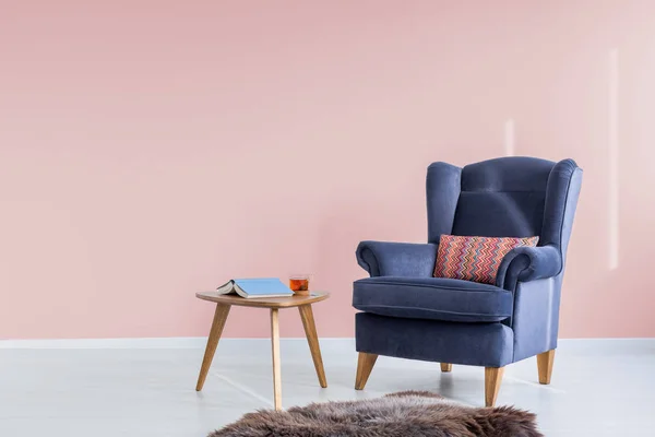Cahaya merah muda kamar dengan kursi — Stok Foto