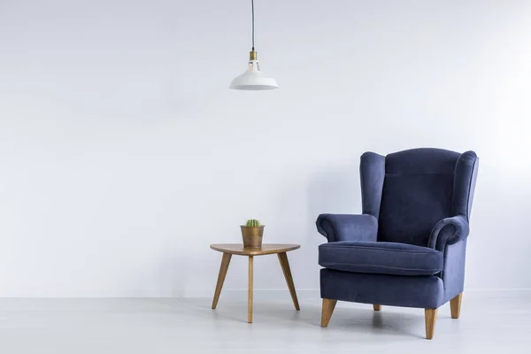 Intérieur lumineux avec fauteuil bleu — Photo