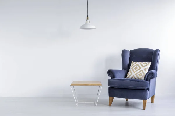 Habitación ascética con sillón azul — Foto de Stock