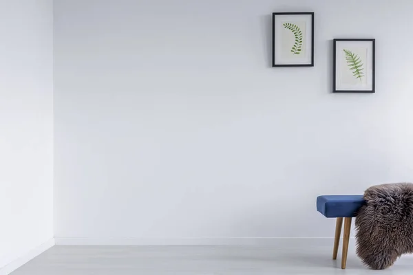 Witte kamer met blauwe bankje — Stockfoto