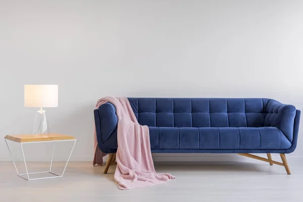 Værelse med polstret sofa - Stock-foto