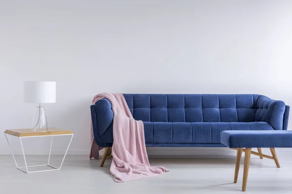 Interior com sofá azul — Fotografia de Stock