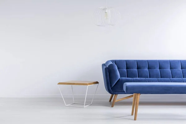 Kamer met blauwe sofa en Bank — Stockfoto