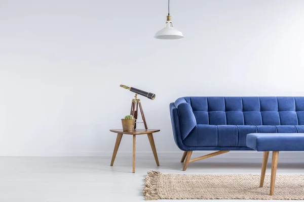 Φωτεινό διαμέρισμα με μπλε καναπέ — Φωτογραφία Αρχείου