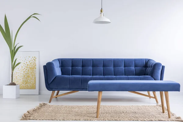 Біла квартира з блакитним диваном — стокове фото