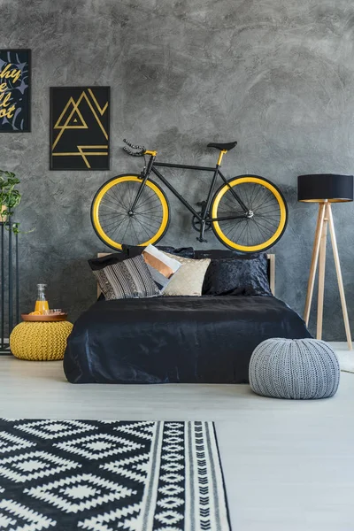 Teenager-Schlafzimmer mit schwarzem Bett — Stockfoto