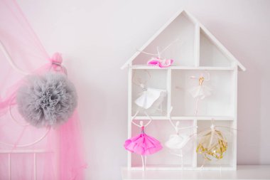 Ahşap ev raf çocuk için