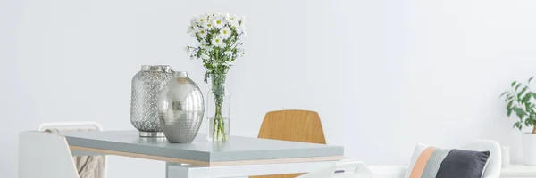 Цветочная ваза на столе — стоковое фото