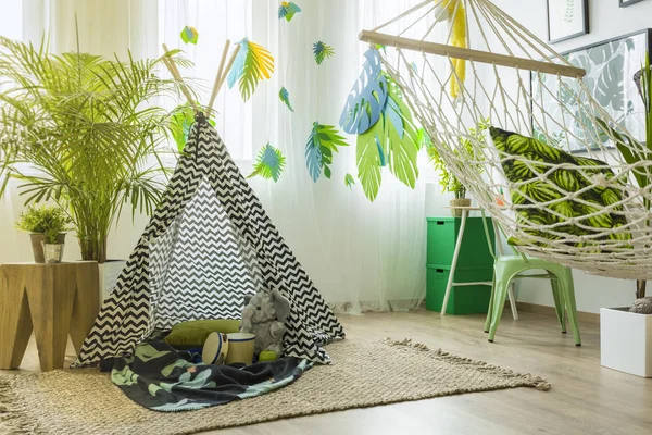 Zimmer mit Zelt und Hängematte — Stockfoto