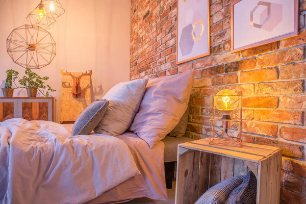 Kamar tidur hipster dengan krat meja — Stok Foto