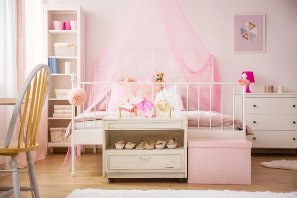 Dormitorio rosa con cama con dosel —  Fotos de Stock