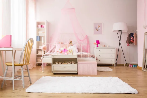 Multifunktionales Mädchenzimmer mit Bett — Stockfoto