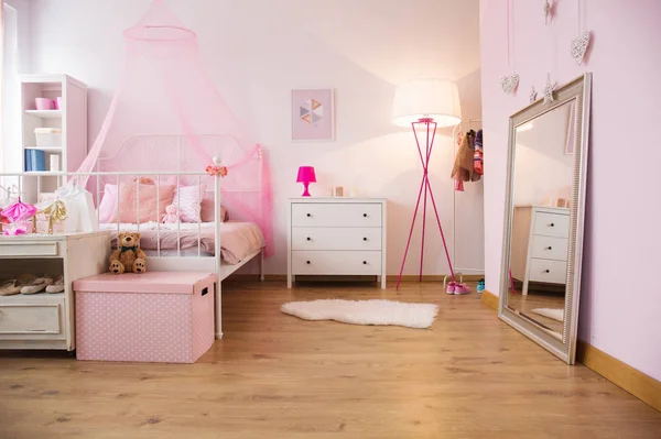 Lilla prinsessa Lägenhet med säng — Stockfoto