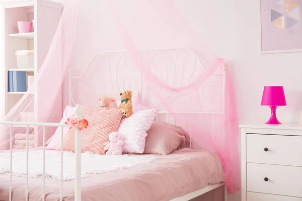 Перфектная спальня девушки в розовом — стоковое фото