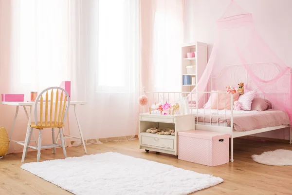 Kleine Prinzessin Zimmer mit Bett — Stockfoto