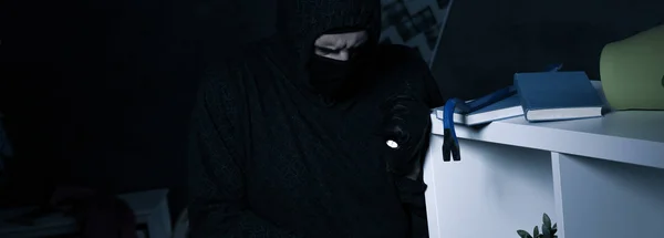 Ladrão usando uma máscara durante o assalto — Fotografia de Stock