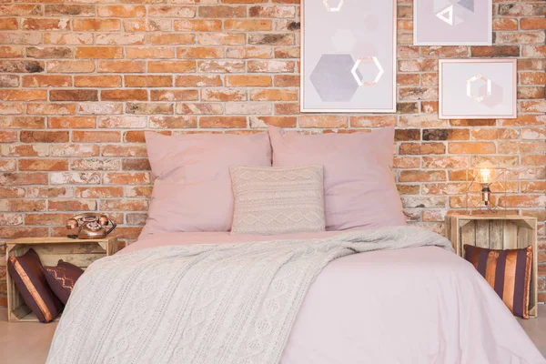 Kamar tidur loft dengan dinding bata — Stok Foto