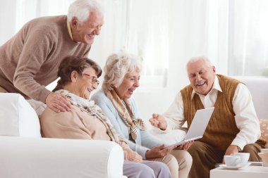 Eski fotoğrafları izlerken