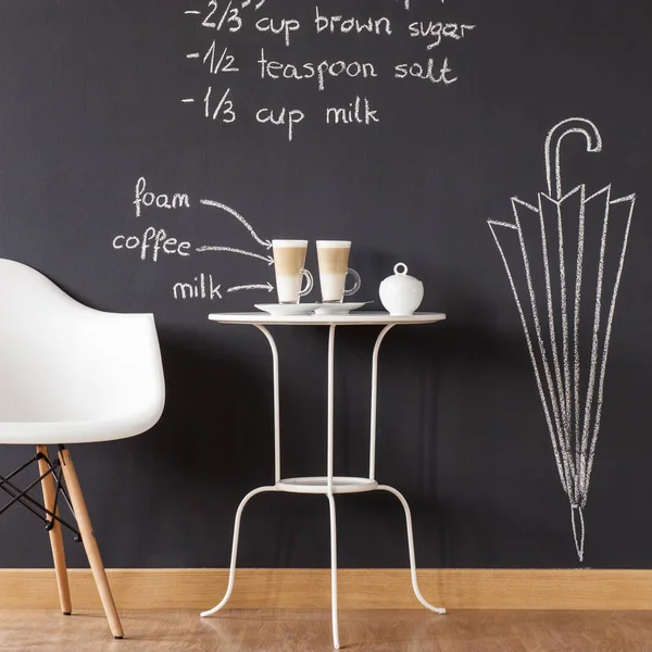 Café com leite na mesa minimalista — Fotografia de Stock
