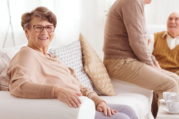 Gelukkig oudere vrouw — Stockfoto