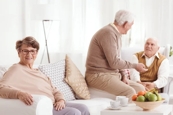 Besprekingen in de gemeenschappelijke ruimte — Stockfoto