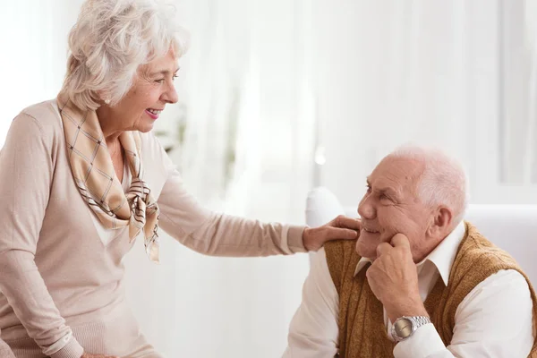 Oudere vrouw en man — Stockfoto