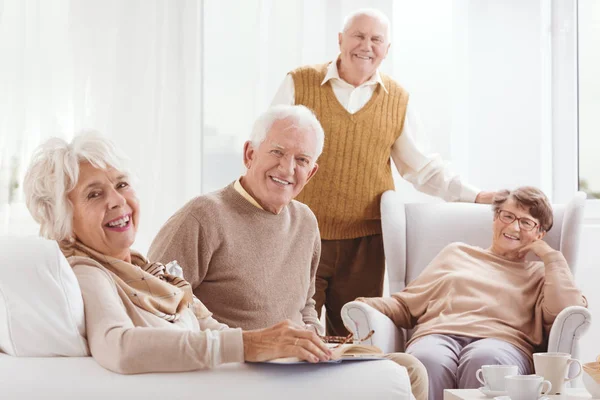 Äldre och lyckliga tillsammans — Stockfoto
