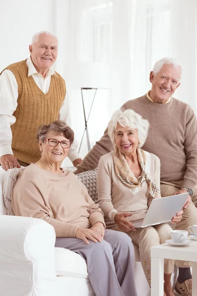 Amigos seniores e laptop — Fotografia de Stock