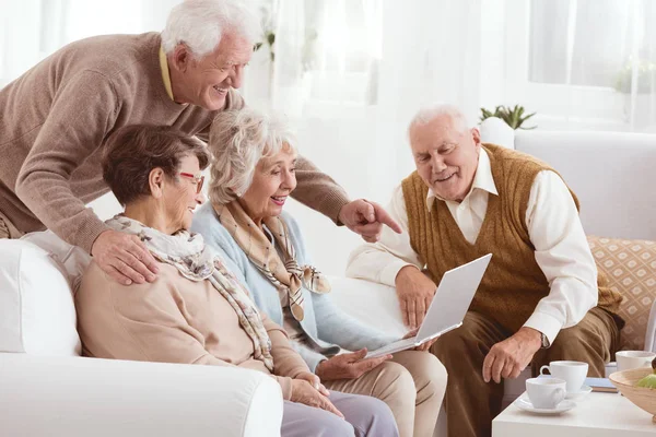 Technológia, idősek otthonában — Stock Fotó