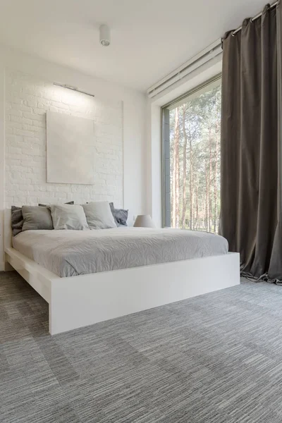 Kényelmes hálószoba ágy hatalmas ablak — Stock Fotó