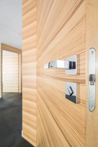 Moderní koridor s dřevěné dveře — Stock fotografie
