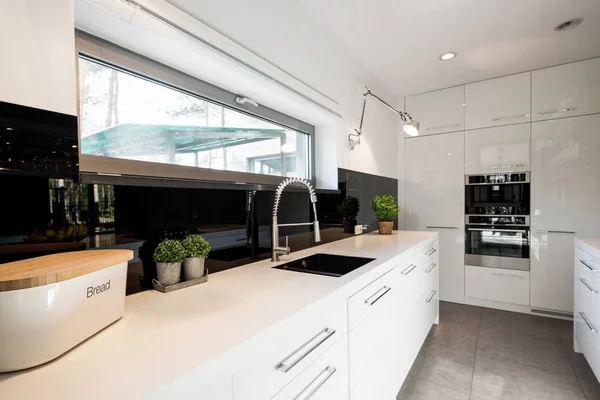 Beyaz mobilya ile fonksiyonel mutfak — Stok fotoğraf