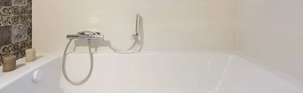 Λευκή μπανιέρα στο μπάνιο — Φωτογραφία Αρχείου