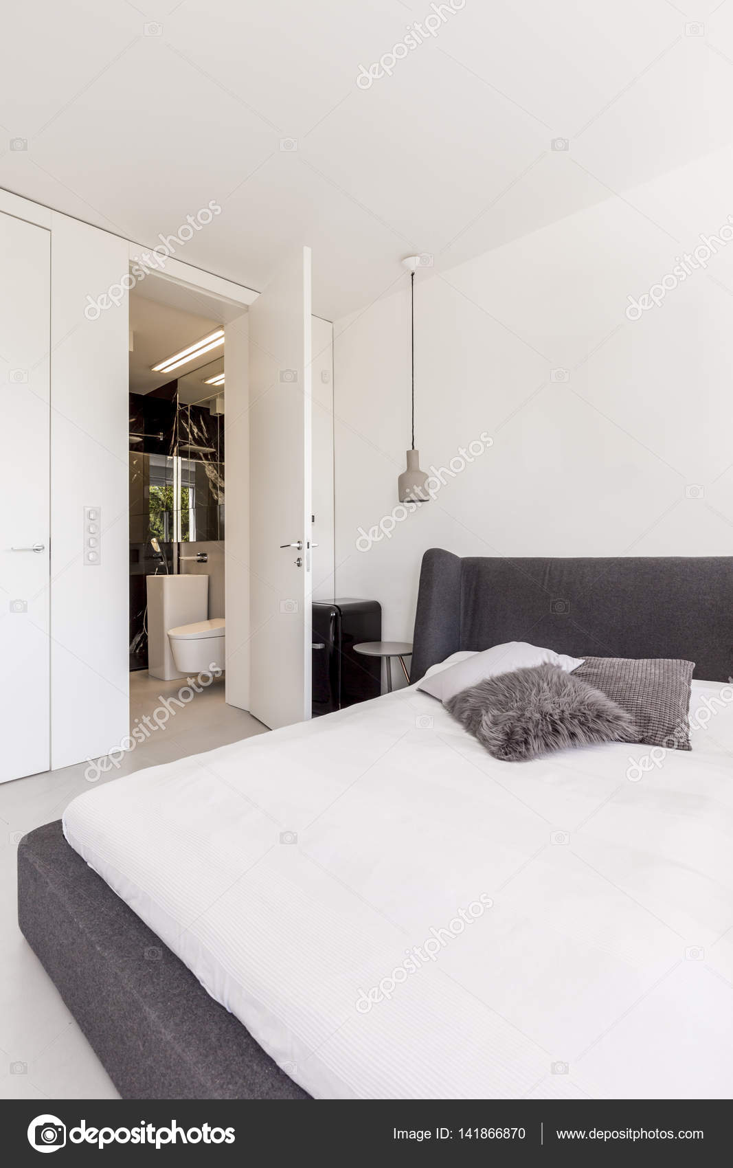 Großes Bett im minimalistischen Scandi-Schlafzimmer — Stockfoto ... Großes Bett im minimalistischen Scandi-Schlafzimmer — Stockfoto ...