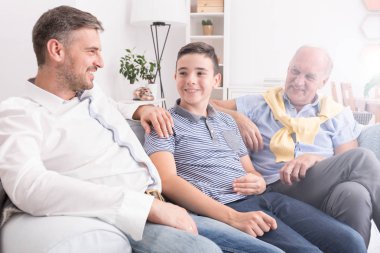 Bir divan multigenerational aile