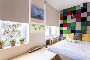 Modern yatak odası donatılmış oda