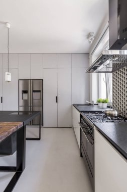 Beyaz mutfak ile donatılmış dolapları