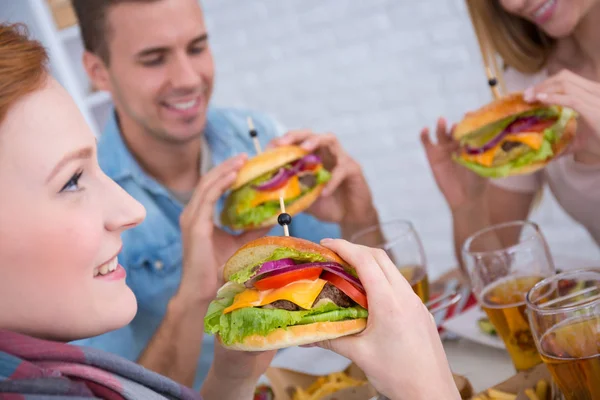 Vrienden met hamburger in hand — Stockfoto