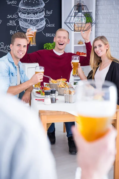 Bier toast van vrienden — Stockfoto