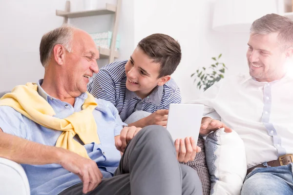 Grootvader maken van gesprek met familie — Stockfoto