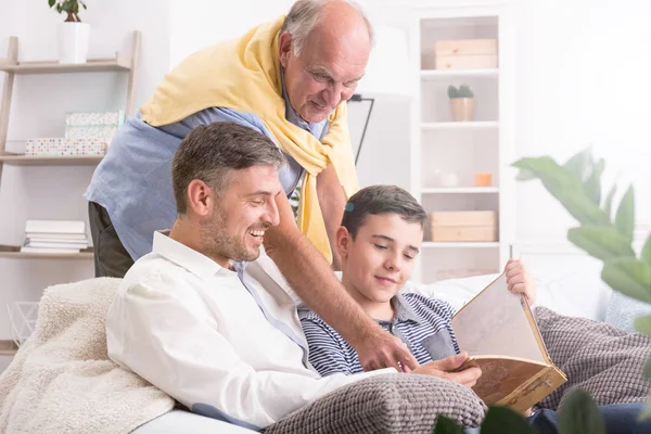 Father watching photos with son — Stock Photo, Image