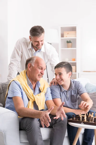 Garçon jouer aux échecs avec grand-père — Photo