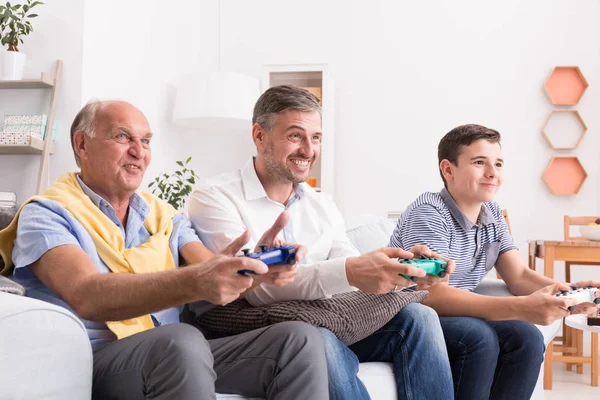 Manliga generationer spelar spel tillsammans — Stockfoto